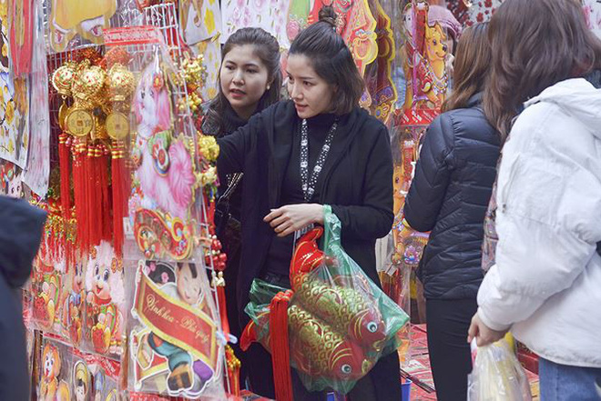 Người dân Hà Nội chen chân mua đồ ông Công ông Táo